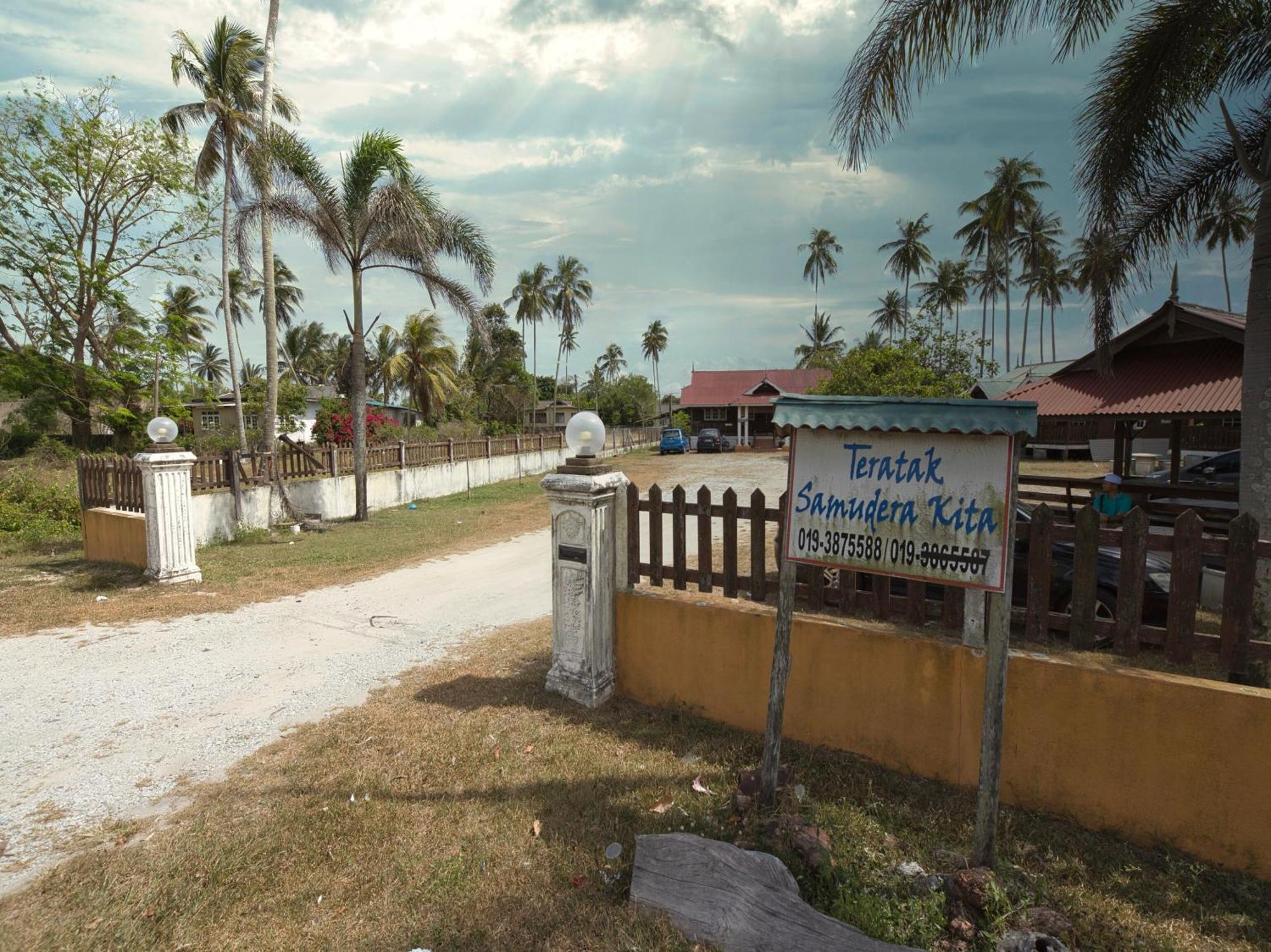 Oyo 90968 Teratak Samuderakita, Chalet & Guesthouse Kampong Gong Badak Exteriör bild